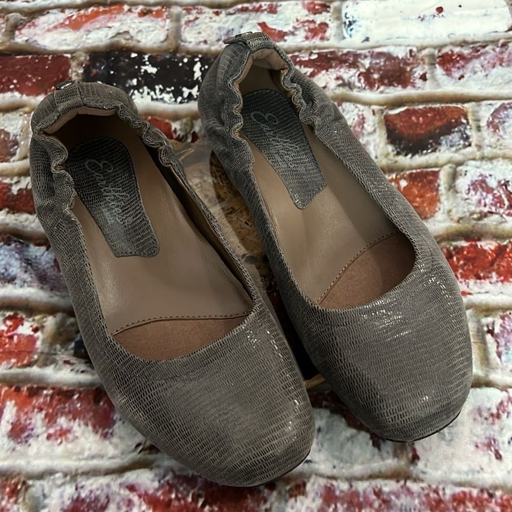 EARTHIES Gray Textured Slip On Loafers 7.5M